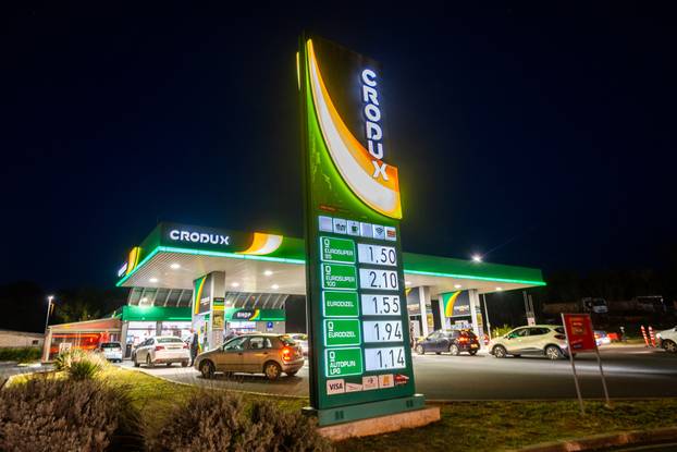 Pula: Automobili na benzinskim pumpama uoči sutrašnjeg poskupljenja benzina