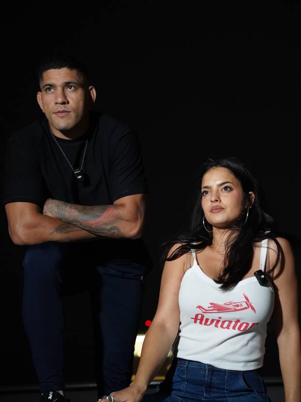 FOTO Atraktivna borkinja UFC-a i Playboyeva zečica snimile su kako se hrvaju. Fanovi u ekstazi