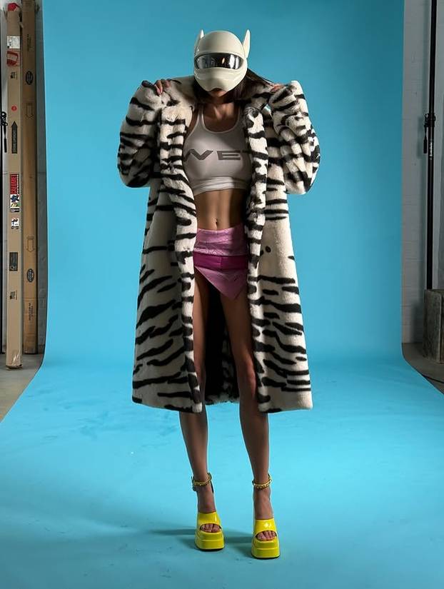 FOTO Umjetnica šetala Korzom potpuno gola i šokirala građane