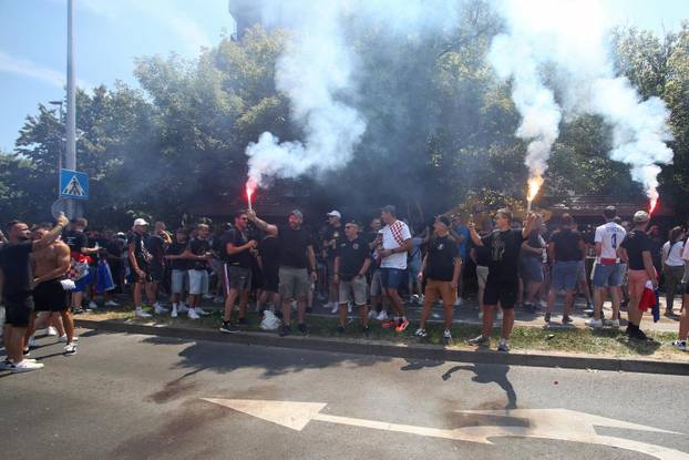 Zagreb: Zapaljene baklje u fan zoni na Bundeku uoči Thompsonovog koncerta 
