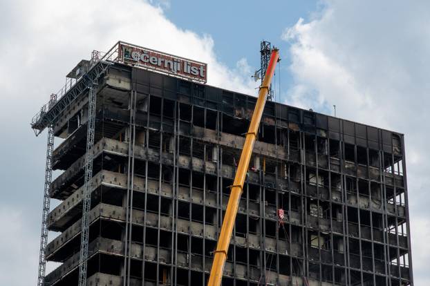 Zagreb: Uklanjanje natpisa Večernji list sa zgrade Vjesnika 