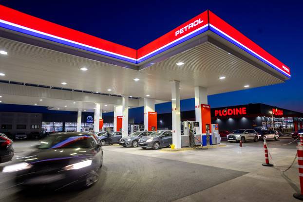 Pula: Automobili na benzinskim pumpama uoči sutrašnjeg poskupljenja benzina