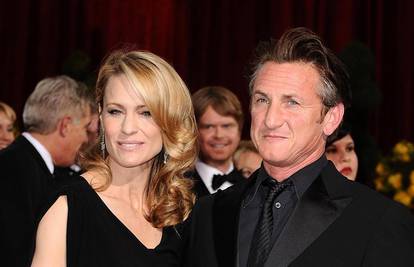 Bivši holivudski par putuje zajedno? Sean Penn i Robin Wright bili skupa na aerodromu