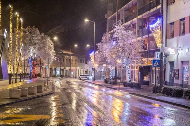 U Kninu je počela padati ledena kiša