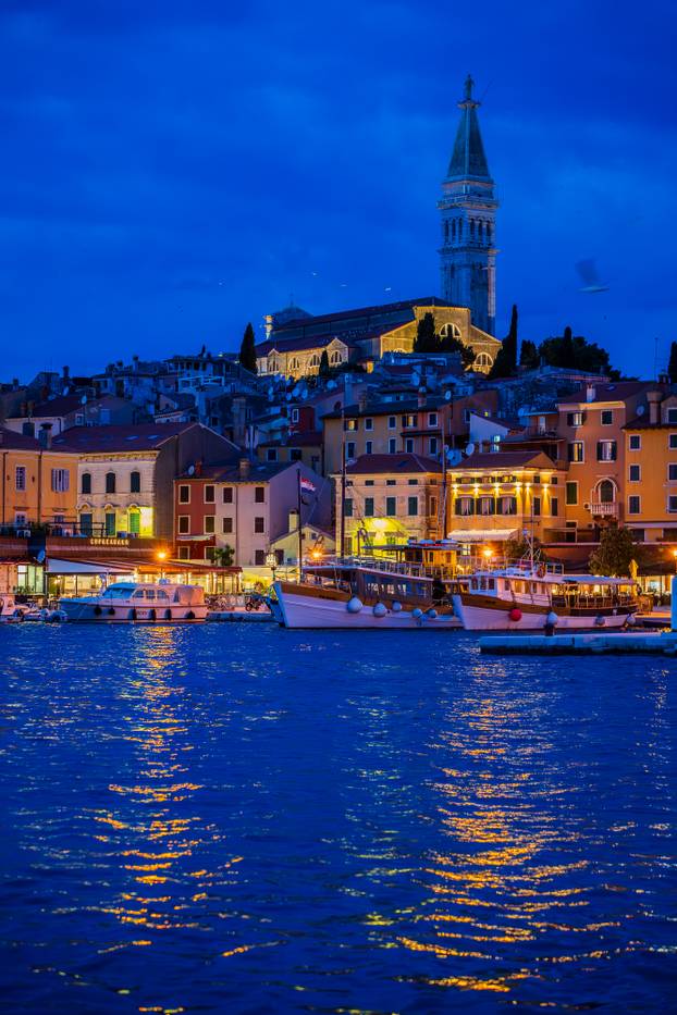 Gradske fotografije u sumrak grada Rovinja