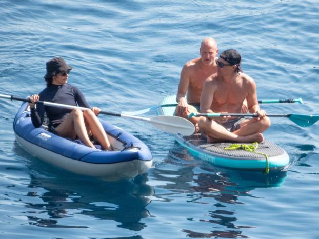 Glumci Woody Harrelson i Matthew McConaughey veslaju u moru pred Dubrovnikom