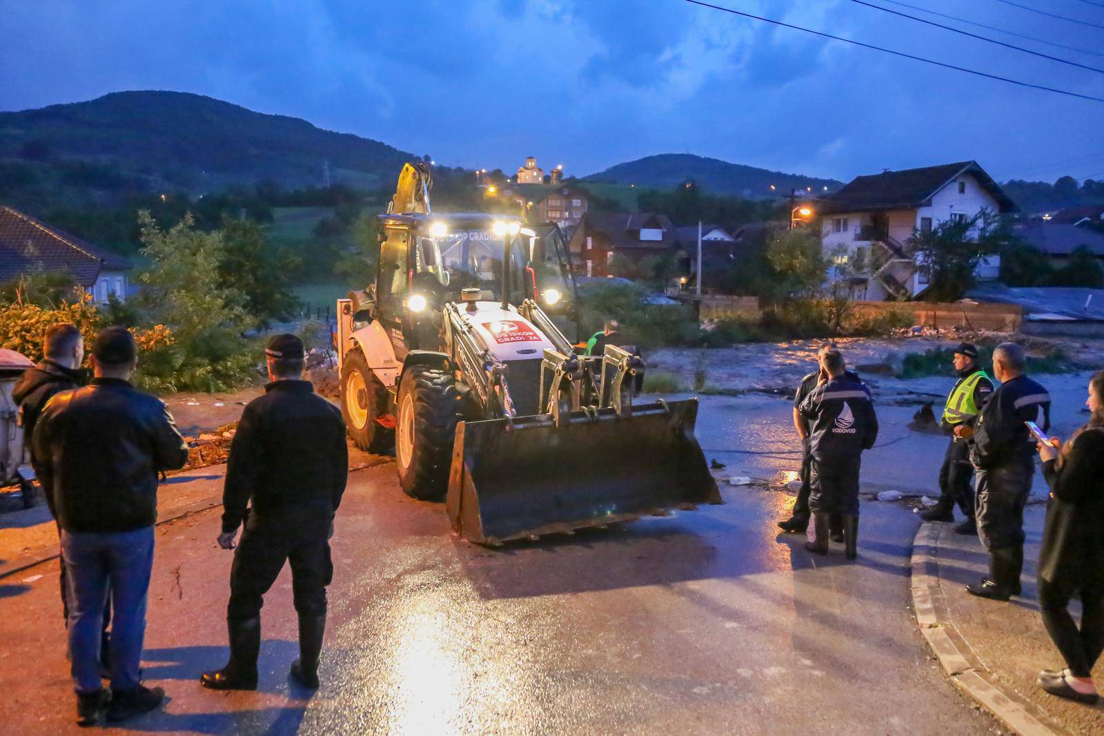 Novi Pazar pogođen je nevremenom, nabujala rijeka Trnavica izlila se iz svog korita,  brojni građani ostali zaglavljeni u kućama