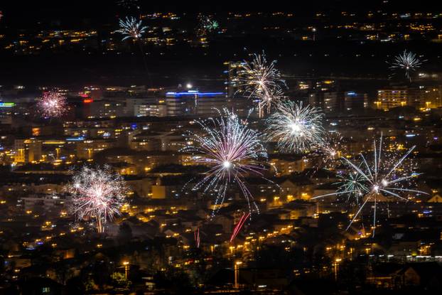 Vatromet u novogodišnjoj noći iznad Zagreba