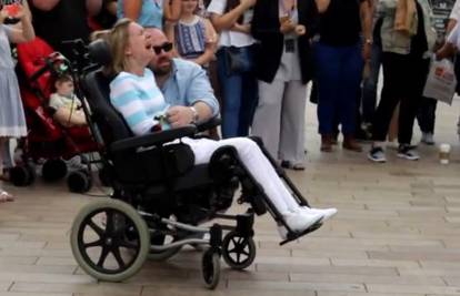 Dirljivo: Muž bolesnoj supruzi naručio flashmob za godišnjicu
