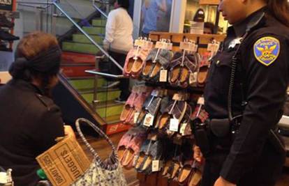 Policajka kupila čizme ženi koja je na hladnoći stajala bosa