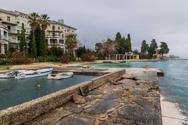 Šteta na rivi u Kaštel Starom nakon olujnog nevremena