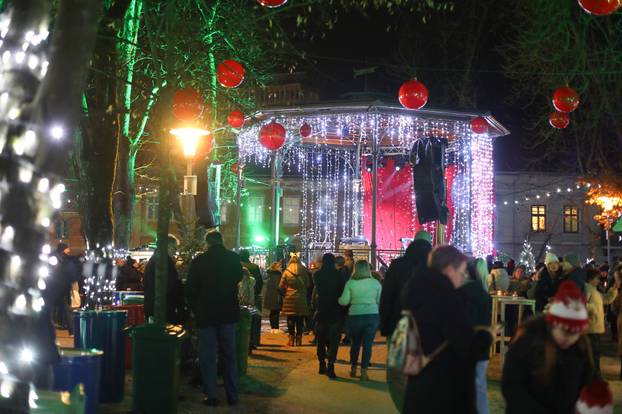 Karlovac: Svečano otvoren Advent