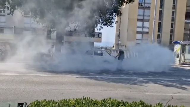 VIDEO Drama u Splitu: Zapalio se auto dok je u njemu bio čovjek. Spasio ga vlasnik lokala