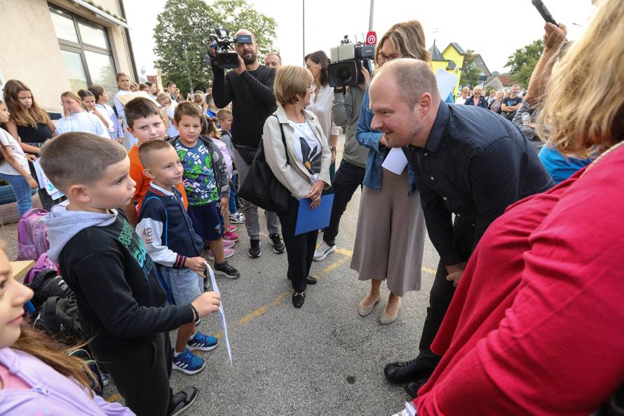 Zagreb: Prosvjed roditelja i djece Donjeg Dragonošca koja nastavu pohađaju u vatrogasnom domu