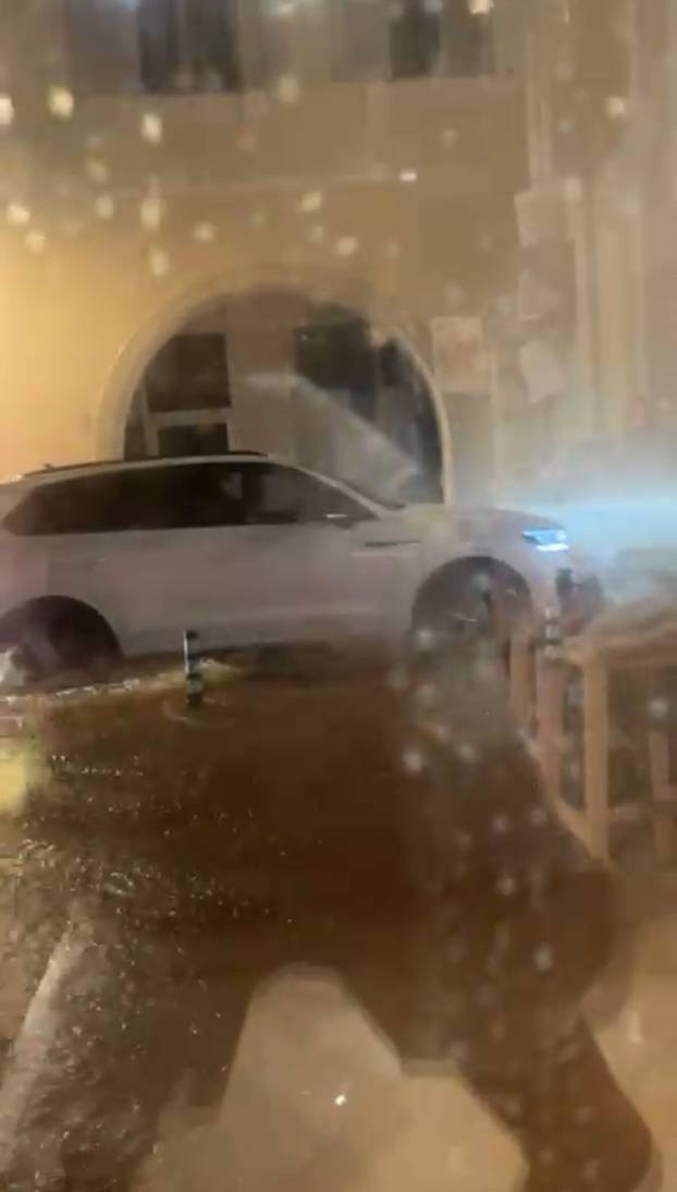 FOTO UŽASA Oluja razorila dio benzinske u Umagu, padao led! Ulice su bile skroz poplavljene