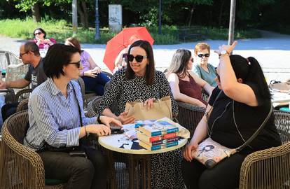 FOTO Julia Quinn, autorica hit serijala 'Bridgerton', družila se s fanovima u parku Maksimir