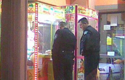 Zaigrani policajci vadili na automatu plišane igračke