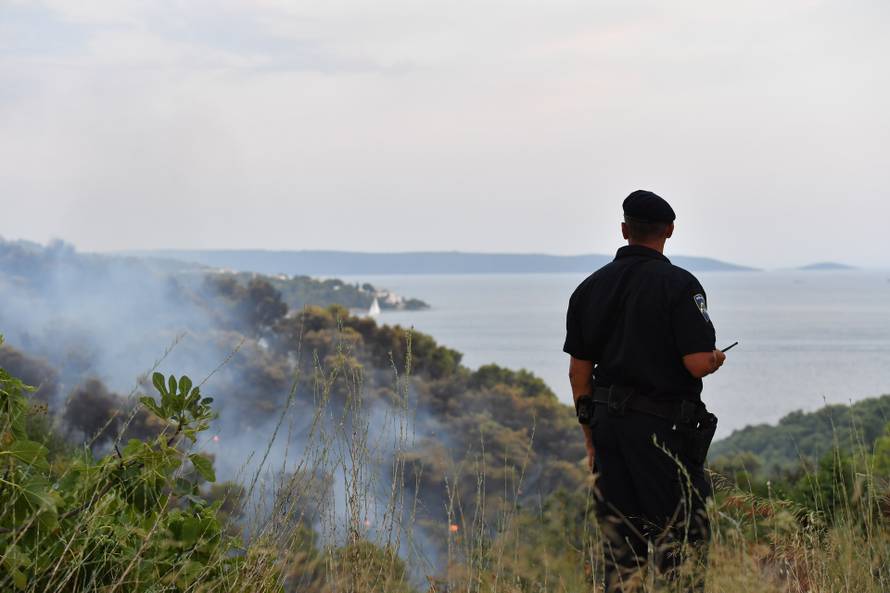 U blizini Trogira izbio požar, u gašenju pomažu i tri protupožarna aviona