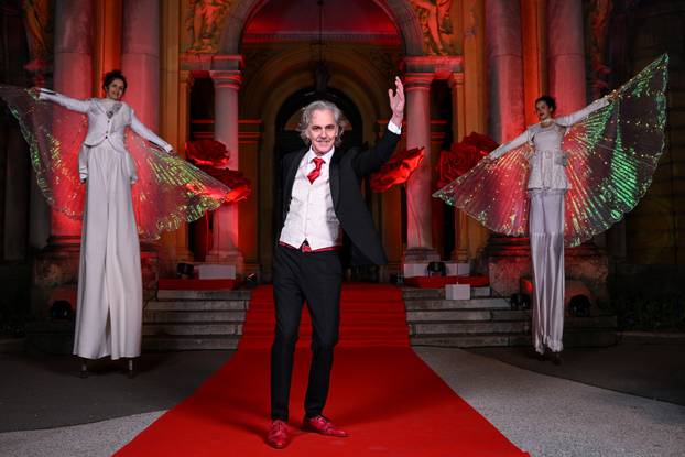 Zagreb: Dolazak uzvanika na dodjelu medijske nagrade "Večernjakova ruža" u Hrvatskom narodnom kazalištu