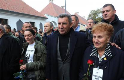 Podjele u Vukovaru: Kroz grad prošle dvije 'Kolone sjećanja'