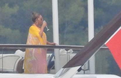 FOTO Beyonce nije vruće: Na luksuznoj jahti na Korčuli vitko tijelo 'skrivala' je iza haljine