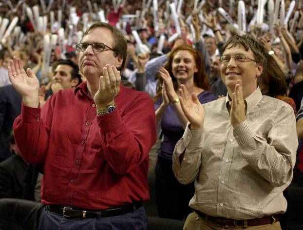FILE PHOTO: Microsoft President Bill Gates and Portland Trail Blazers owner Paul Allen cheer from courtside