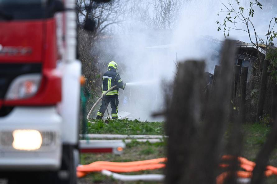 Zagreb: U skladištu guma u Zagrebačkoj ulici u Sesvetama izbio je požar