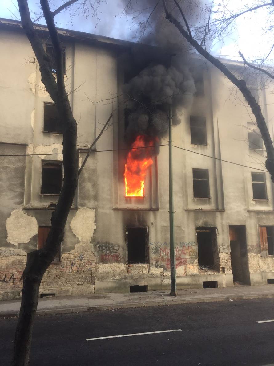 Stiglo pet vatrogasnih vozila: Gori smeće u zgradi u Zagrebu