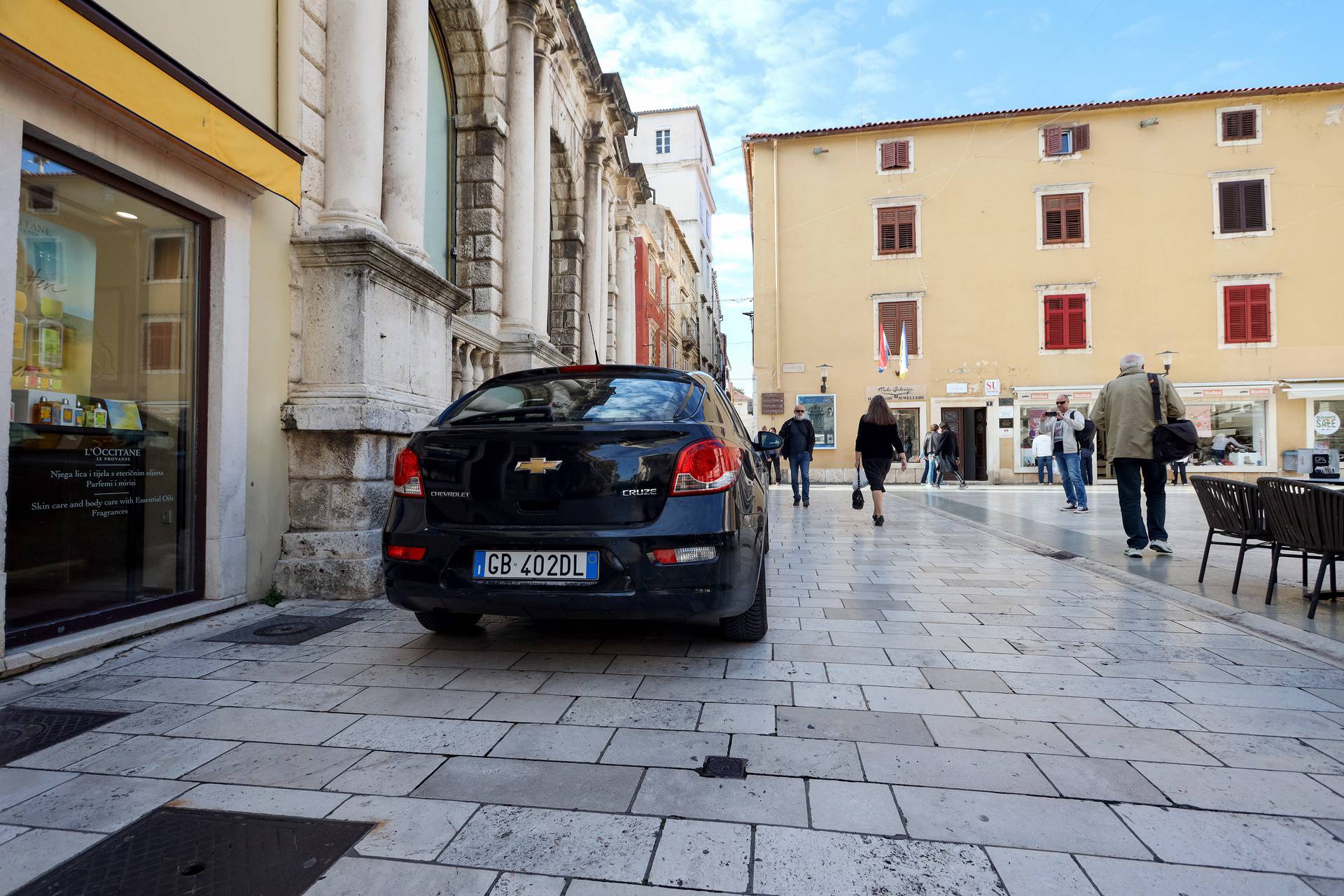 Zadar: Talijanski turisti parkirali automobil na glavni Trg