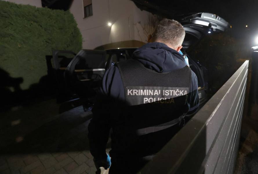 Inspektori ispred kuće Andrije Mikulića detaljno pretražili njegov automobil