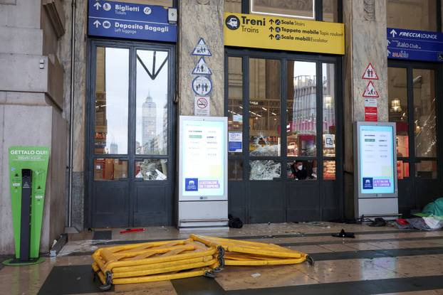 USB union holds nationwide strike, "Let's Block Everything," in solidarity with Gaza, in Milan