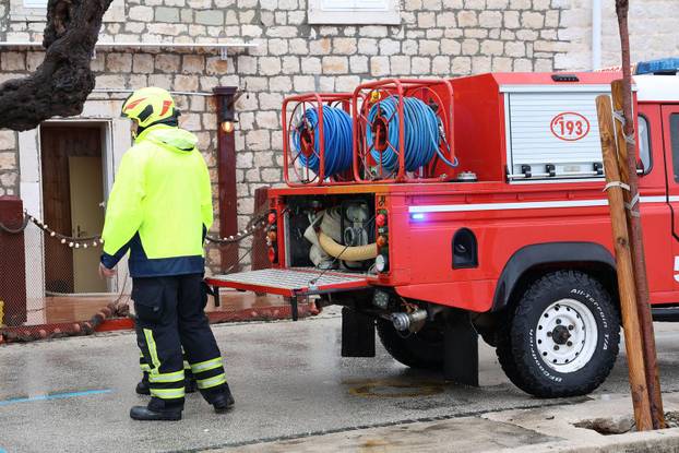 Kaštela: Sanacija štete od posljedica jakog juga i plime