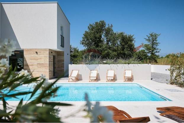 FOTO Pogledajte kuću koju su izgradili usred polja u Grbama: Stoji samo pola milijuna eura...