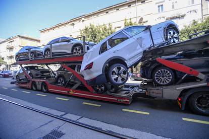 Rijeka: S kamiona za prijevoz automobila visi skupocijeni Audi
