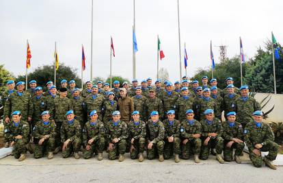 Ministar Krstičević i general Šundov s vojnicima u Libanonu