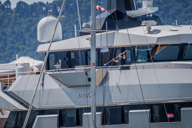 U Marini Kaštela već danima su privezane luksuzne jahte Jeffa Bezosa
