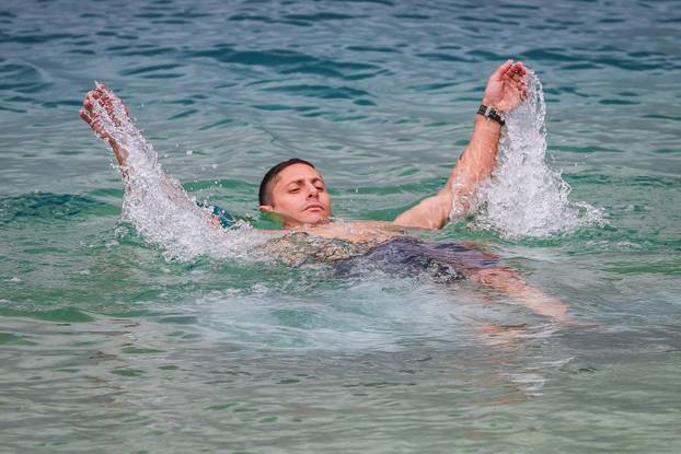 Makarska: Robert Tarčuki svaki dan se kupa unatoč zimi