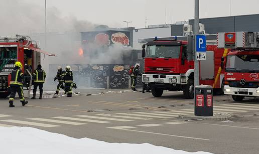 Planula pečenjarnica u blizini Arene, vatrogasci su na terenu