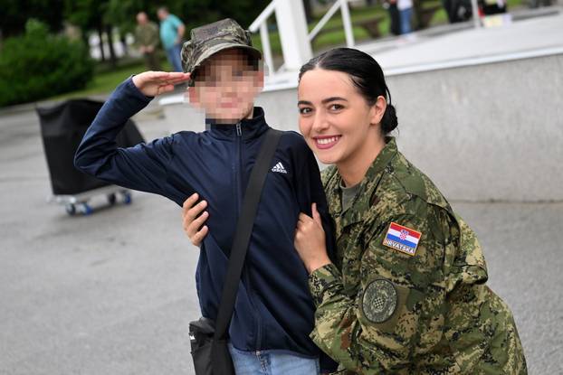 FOTO Suze i zagrljaji u Požegi: 900 novih ročnika položilo prisegu, među njima i 53 žene