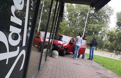 Sudar u Zagrebu: Opel Corsa završila u kafiću na Bundeku