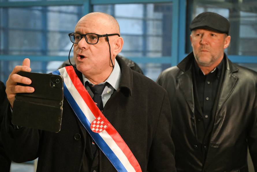 Zagreb: Dražen Keleminec predao je potpise za predsjedničku kandidaturu DIP-u