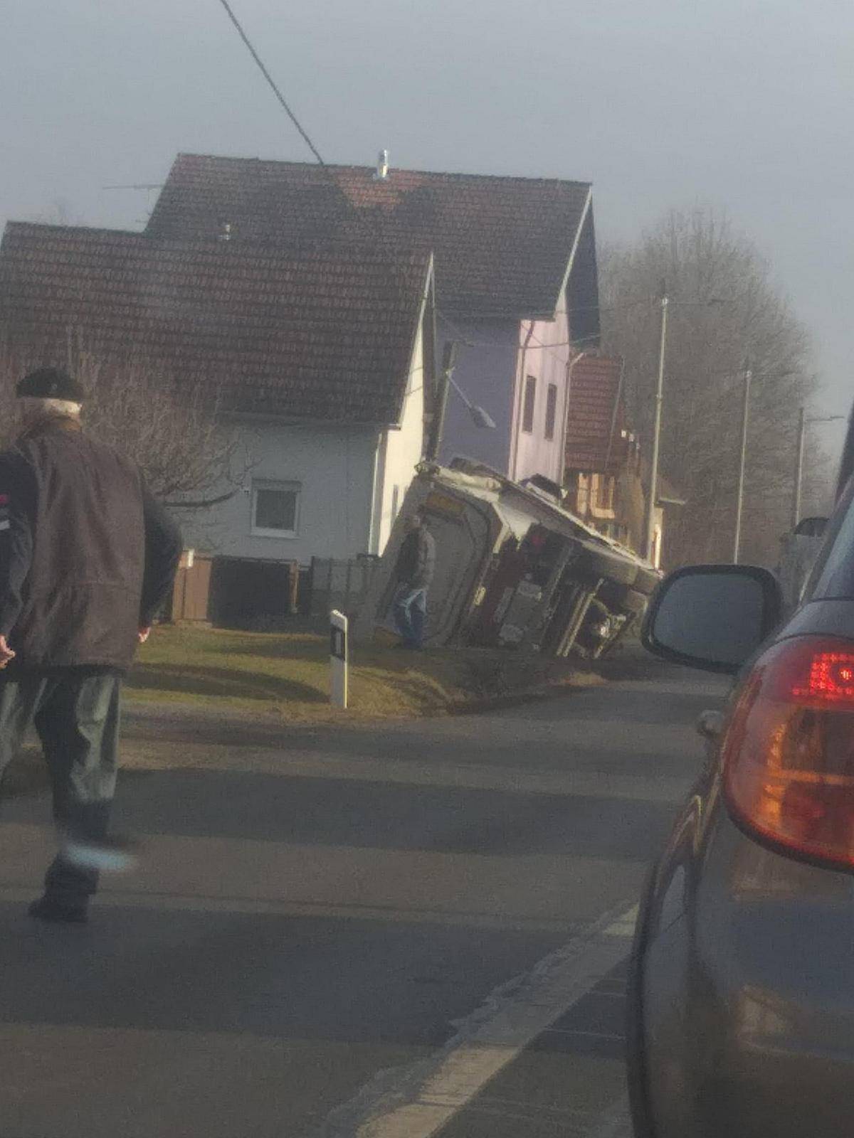 Sudarili se kamion i traktor: Jedan čovjek prevezen u bolnicu