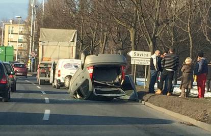 Strašan prizor na Držićevoj: U nesreći auto završio na krovu