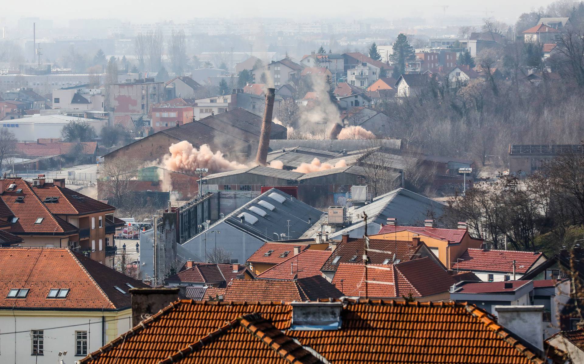 VIDEO Pogledajte trenutak u kojem su srušili dimnjake u Zagrebu: 'Kako su ravno pali'