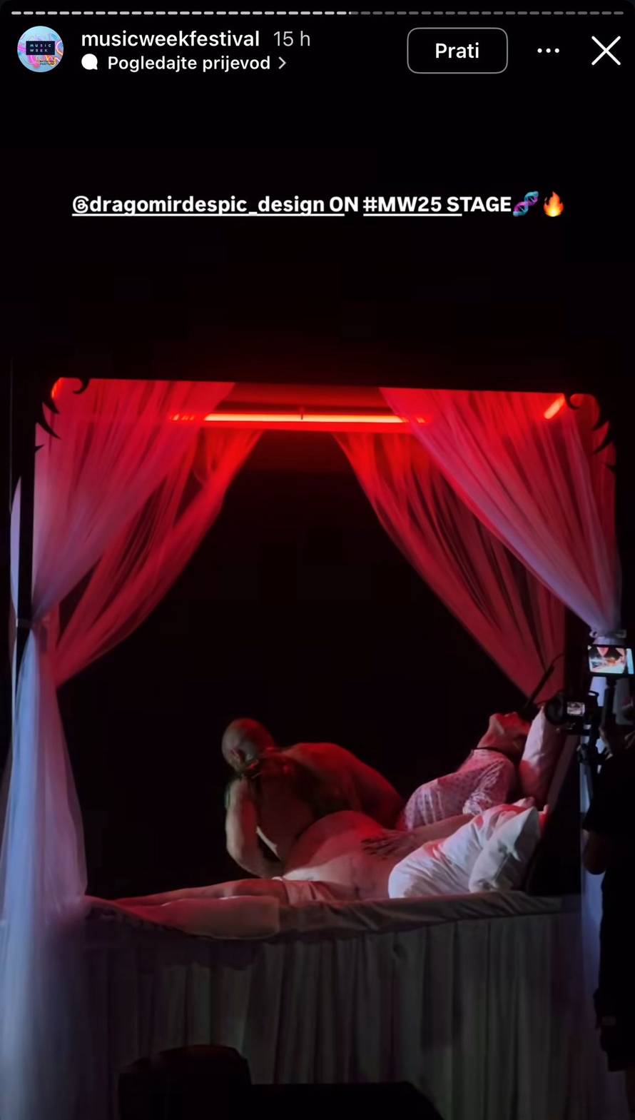 Samo za one s jakim želucem: Žena na pozornici vrištala, a iz trbuha joj 'izletio' Desingerica