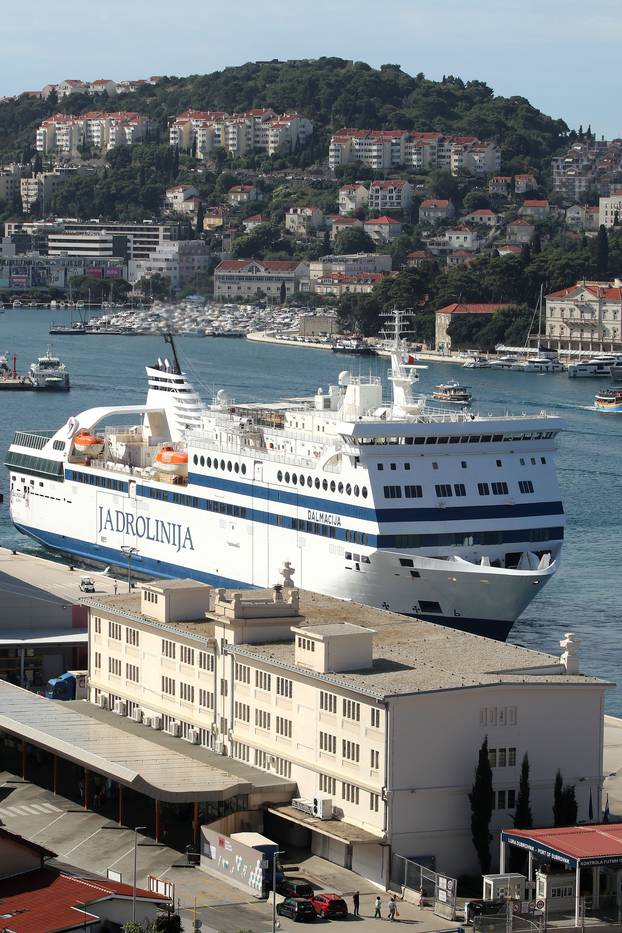 Krenula trajektna linija Dubrovnik - Bari, povezuje ih najveći brod u povijesti flote Jadrolinije 