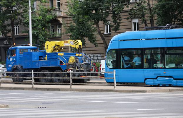 Zagreb: Kamion potrgao tramvajske žice  na uglu Branimirove i Držićeve 