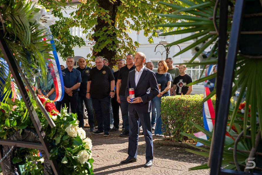 FOTO Petry se pojavio nakon skandala i ostavke u HDZ-u: Bio na misi, držao i ruku na srcu