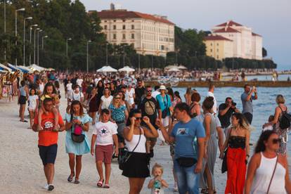 Turisti u Zadru uživaju u jednom od najljepših zalazaka sunca na svijetu