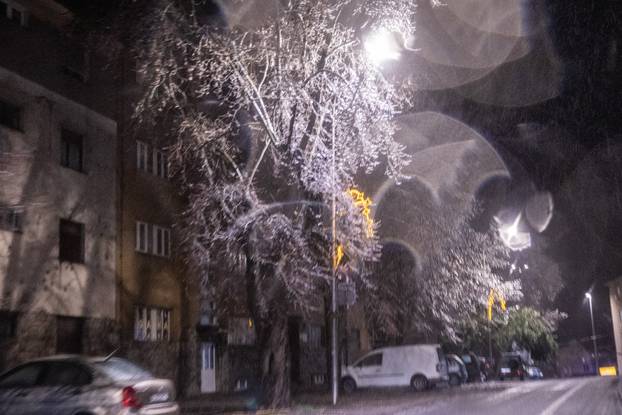 U Kninu je počela padati ledena kiša